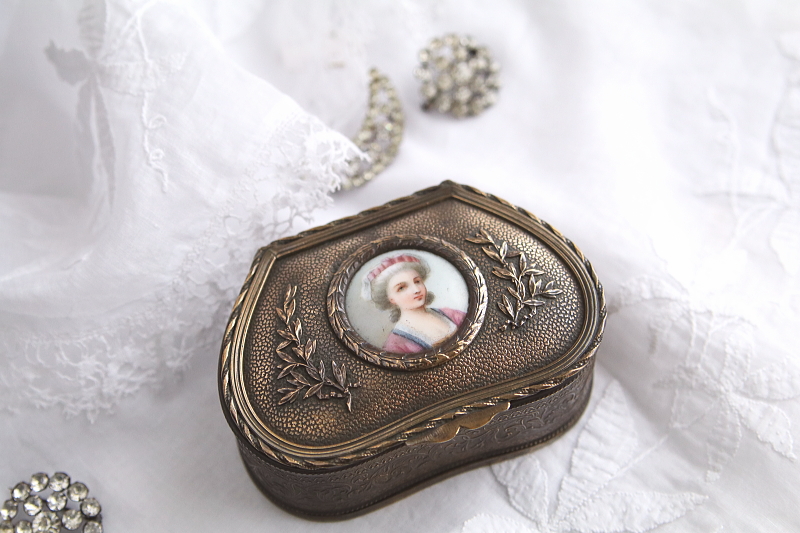 ミニアチュールのジェエリーボックス　フランス　アンティークストリュフ