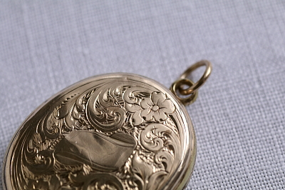 ゴールドフロントアンドバック　ロケットペンダント　ハンドエングレービング　イギリス　アンティークストリュフ