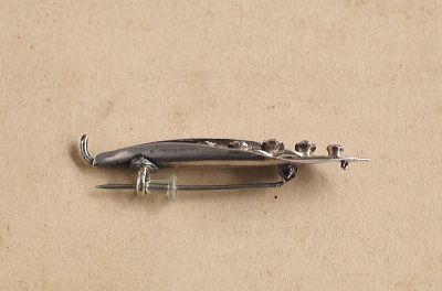 ペーストの鈴蘭シルバーブローチ　イギリス　アンティークストリュフ