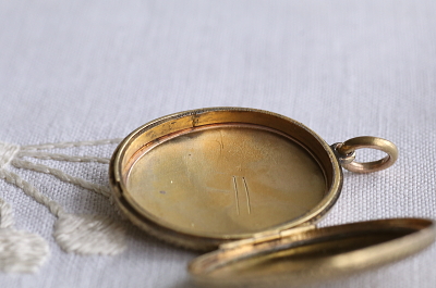 ベルト&バックル　エングレービングロケットペンダント　ヨーロッパ　アンティークストリュフ