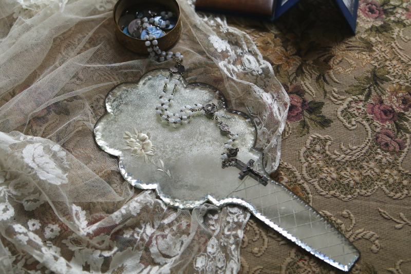 花のカットのハンドミラートレイ　フランス　アンティークストリュフ