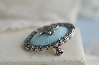 ブルーエナメル花籠のブローチ　ヨーロッパ　アンティークストリュフ