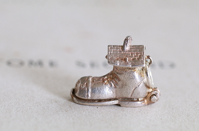 靴の家のシルバーチャーム　ヴィンテージ　イギリス　アンティークストリュフ