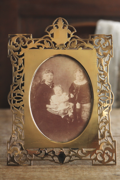 アンティークブラスフォトスタンド　透かし　唐草　アラベスク　ヴィクトリアン　イギリス