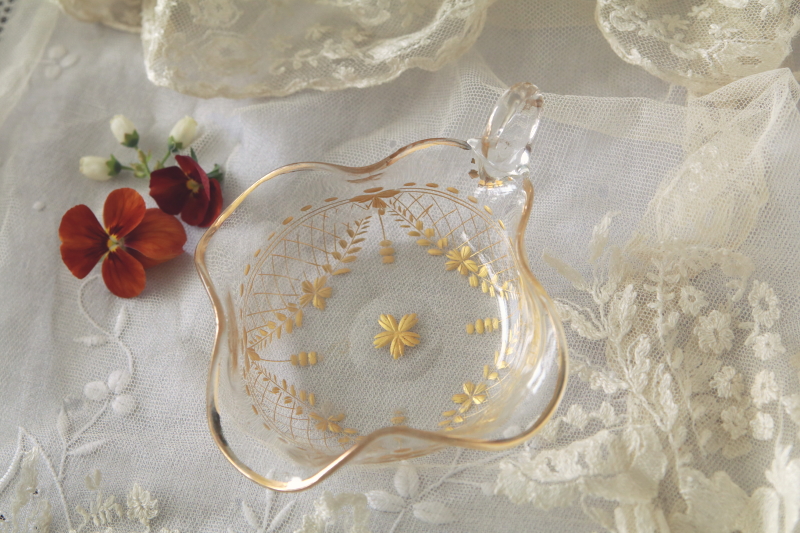 金彩のガラスハンドルディッシュ　花模様　フランス　アンティークストリュフ
