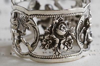 薔薇と天使のシルバーナプキンリング　イタリア　アンティークストリュフ