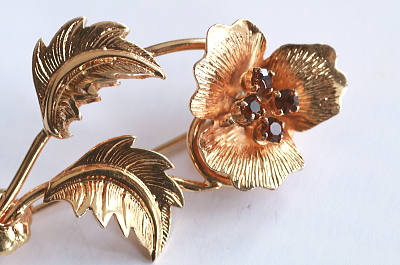 ゴールドプレートフラワーブローチ　アンバーガラス　ヨーロッパ　アンティークストリュフ