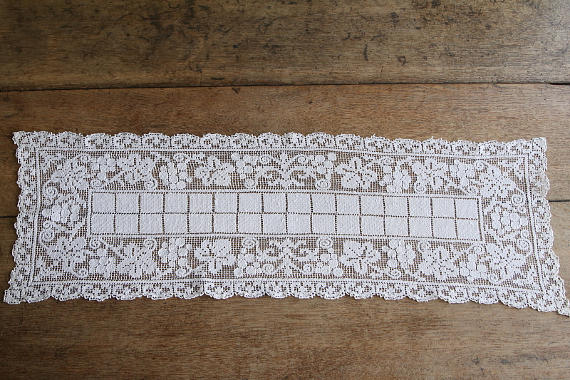 葡萄のフィレレーステーブルランナー　イギリス　アンティークストリュフ