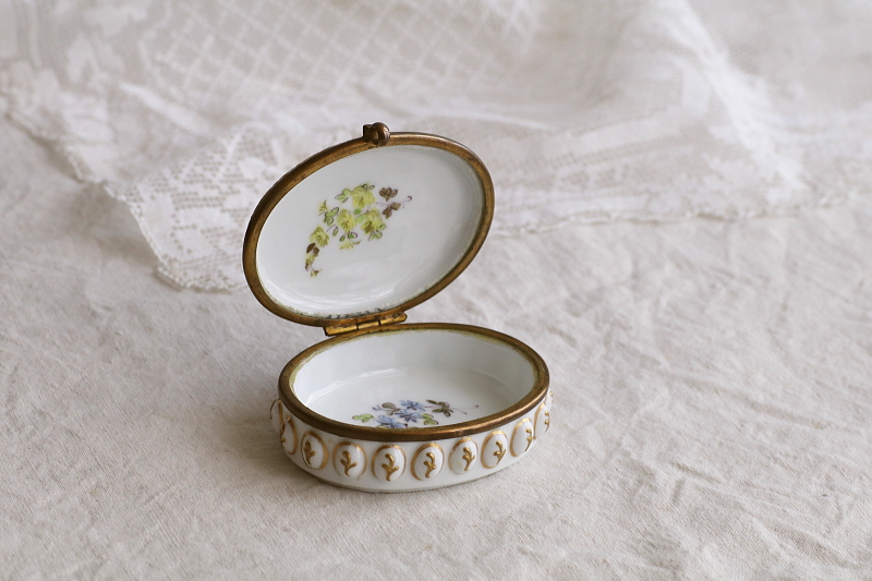 手描きの薔薇のポーセリンケース　ドイツ　アンティークストリュフ