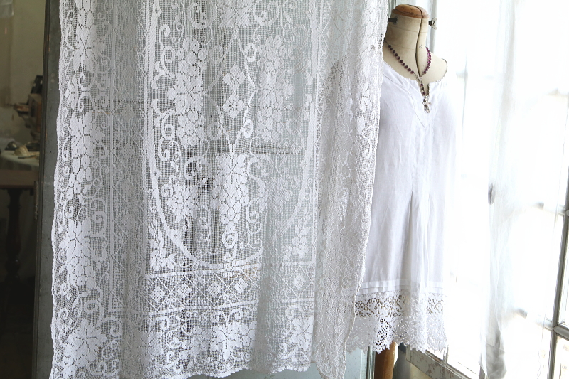 葡萄柄のフィレレースパネル　テーブルクロス　イギリス　アンティークストリュフ