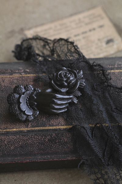 プレスドホーンブローチ　薔薇を持つ手　ヴィクトリアン　イギリス アンティークストリュフ