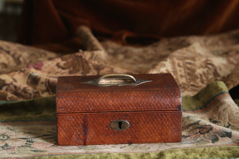 花のエングレービング　レザージュエリーボックス　イギリス アンティークストリュフ