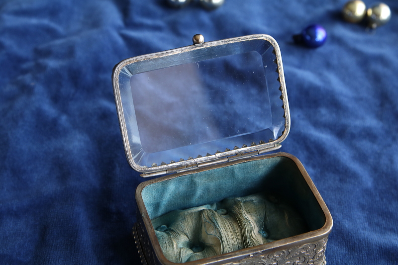 ガラスの蓋のジュエリーボックス　フランス アンティークストリュフ