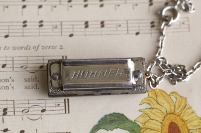 HOHNER ミニチュアハーモニカ　アンティークジュエリー　ヴィンテージアクセサリー　イギリス　フランス　ヨーロッパ　アンティークストリュフ