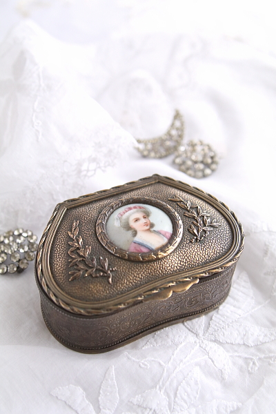 <IMG src="file:///D:/truffleHP/WADAX A&C2/image701134.jpg" width="400" height="600" border="0" alt="ミニアチュールのジェエリーボックス　フランス　アンティークストリュフ 20260121">