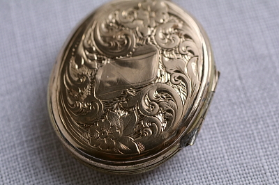 ゴールドフロントアンドバック　ロケットペンダント　ハンドエングレービング　イギリス　アンティークストリュフ