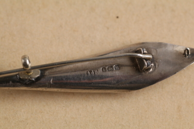 ペーストの鈴蘭シルバーブローチ　イギリス　アンティークストリュフ