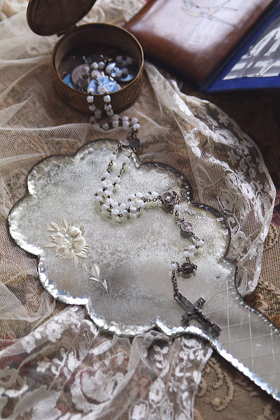 花のカットのハンドミラートレイ　フランス　アンティークストリュフ