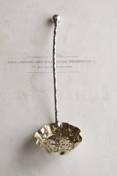 小花のシュガーシフタースプーン　イギリス　アンティークストリュフ