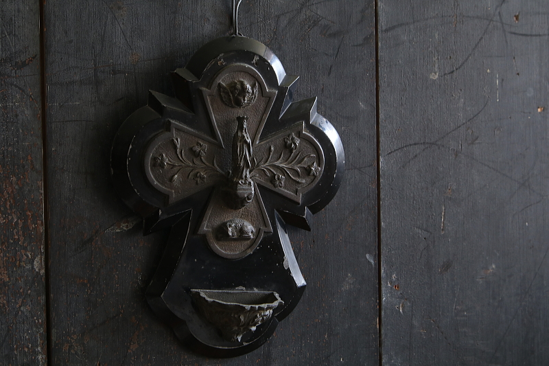 石の十字架の聖水盤　フランス　アンティークストリュフ