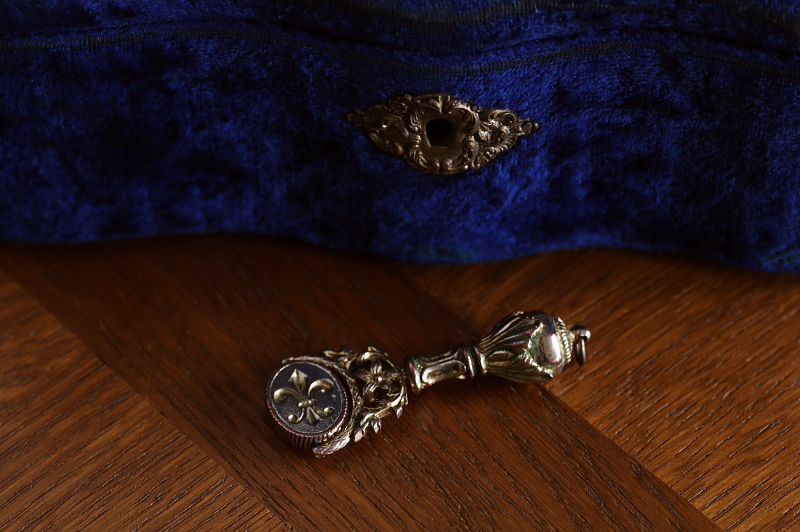 薔薇と百合紋フォブシール　ヨーロッパ　アンティークストリュフ