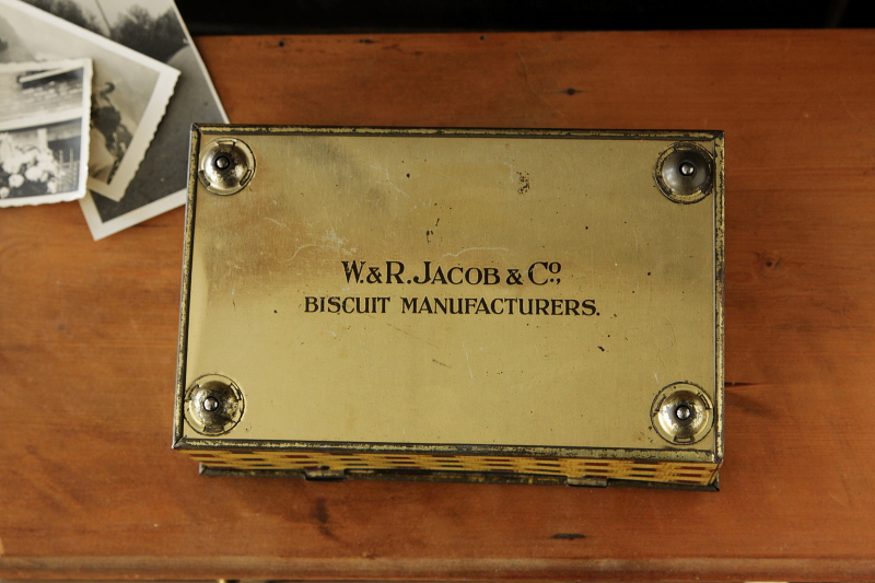 アンティークブリキ缶　葡萄　バスケット　ビスケットティン　イギリス