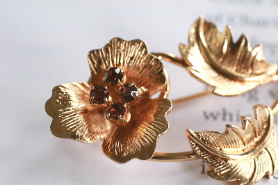 ゴールドプレートフラワーブローチ　アンバーガラス　ヨーロッパ　アンティークストリュフ