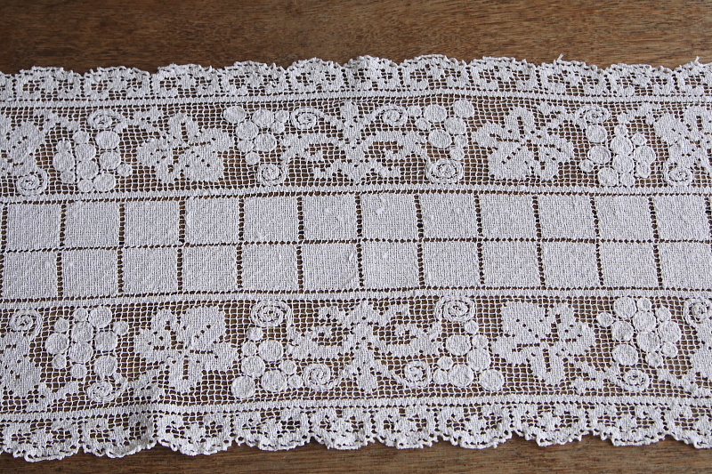 葡萄のフィレレーステーブルランナー　イギリス　アンティークストリュフ