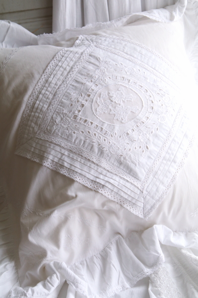 コットンラージクッションカバー　植物模様　刺繍　カットワーク　イギリス　アンティークストリュフ 20250717