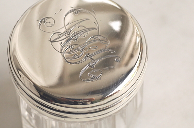 銀蓋の小さなガラスクリームジャースターリングシルバー　ヴィクトリアン　イギリス　アンティークストリュフ