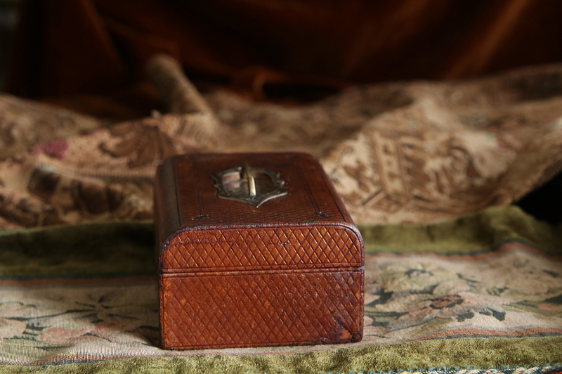 花のエングレービング　レザージュエリーボックス　イギリス アンティークストリュフ