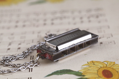 HOHNER ミニチュアハーモニカ　アンティークジュエリー　ヴィンテージアクセサリー　イギリス　フランス　ヨーロッパ　アンティークストリュフ