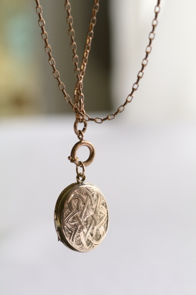 ゴールドフロントアンドバック　ロケットペンダント　ハンドエングレービング　イギリス　アンティークストリュフ