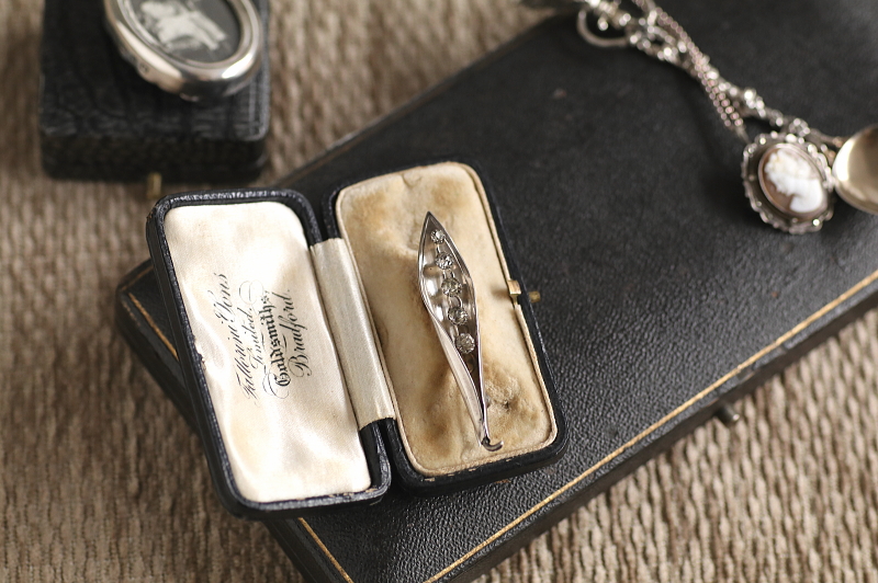 ペーストの鈴蘭シルバーブローチ　イギリス　アンティークストリュフ