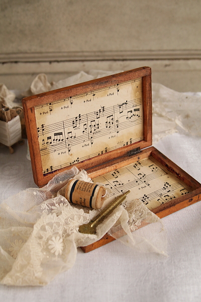 ヴィクトリアンパーツボックス　楽譜ステージ　アンティークストリュフ 2026020303