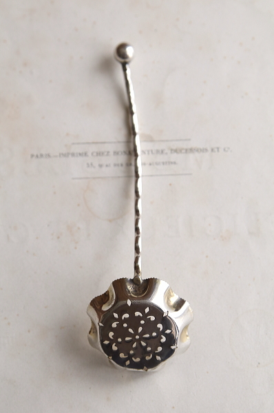 小花のシュガーシフタースプーン　イギリス　アンティークストリュフ