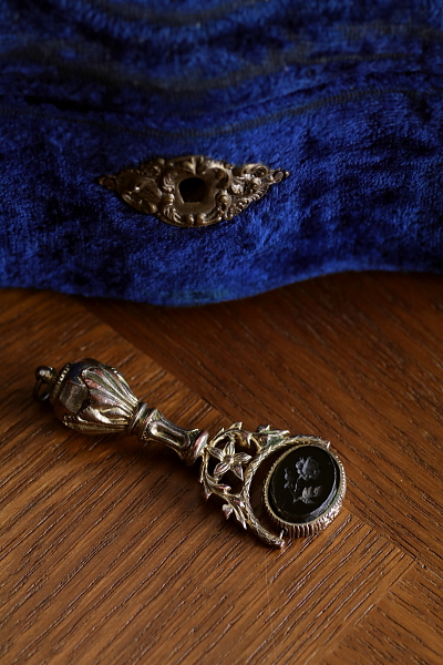 薔薇と百合紋フォブシール　ヨーロッパ　アンティークストリュフ