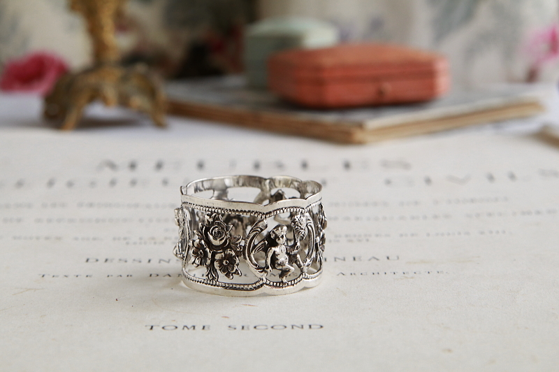 薔薇と天使のシルバーナプキンリング　イタリア　アンティークストリュフ