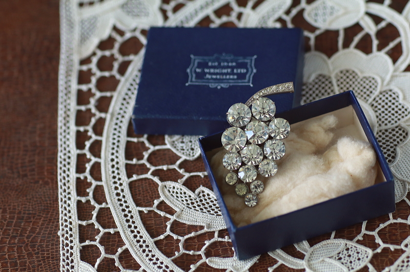 ラインストーン　ブドウドレスクリップ　イギリス　アンティークストリュフ