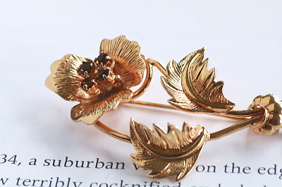 ゴールドプレートフラワーブローチ　アンバーガラス　ヨーロッパ　アンティークストリュフ