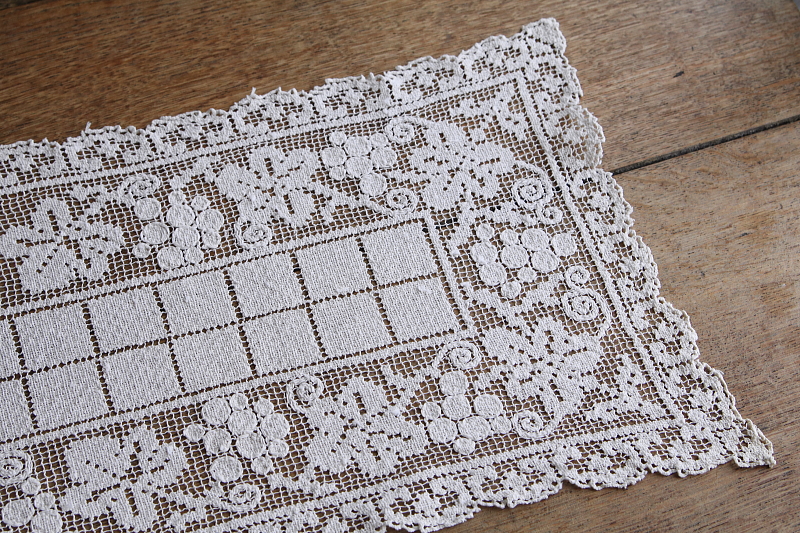 葡萄のフィレレーステーブルランナー　イギリス　アンティークストリュフ