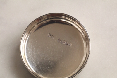 銀蓋の小さなガラスクリームジャースターリングシルバー　ヴィクトリアン　イギリス　アンティークストリュフ