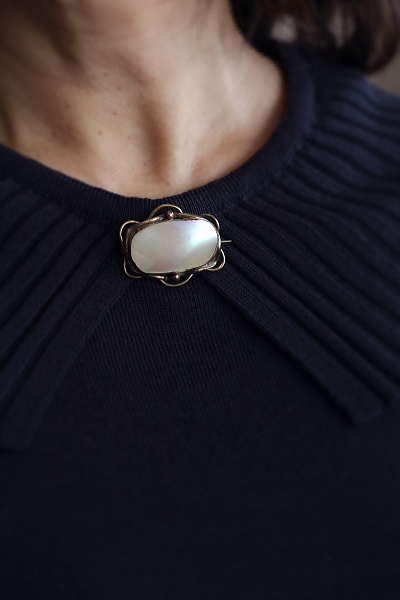 ヴィクトリアンマザーオブパールブローチ　イギリス　アンティークストリュフ