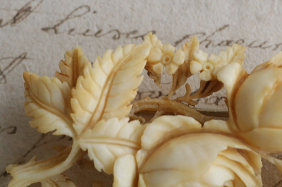 薔薇と勿忘草アイボリーブローチ　象牙　フランス アンティークストリュフ