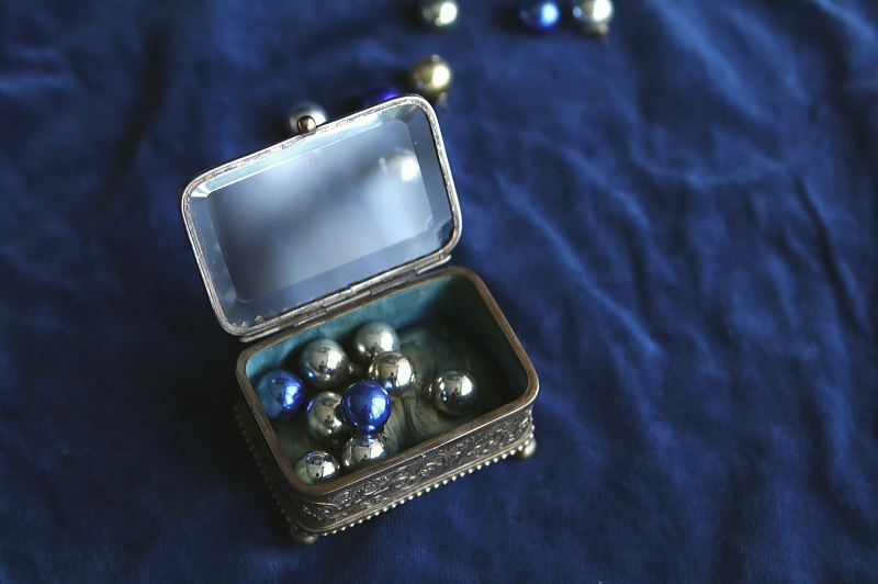 ガラスの蓋のジュエリーボックス　フランス アンティークストリュフ