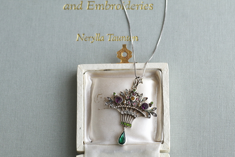 カラーペーストの花籠　シルバーペンダント　ヨーロッパ アンティークストリュフ