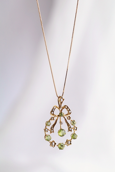 アンティークパールペンダントネックレス　ペリドット　リボンリース　マリーアントワネット　ルイ16世様式　ベルエポック　エドワーディアンジュエリー　イギリス　アンティークストリュフ