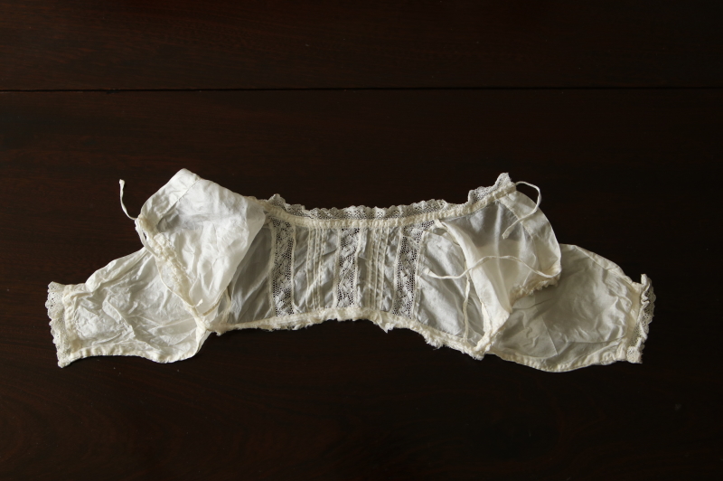 小さなシルクベビードレス　イギリス　アンティークストリュフ