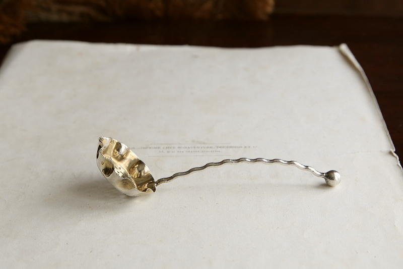 小花のシュガーシフタースプーン　イギリス　アンティークストリュフ