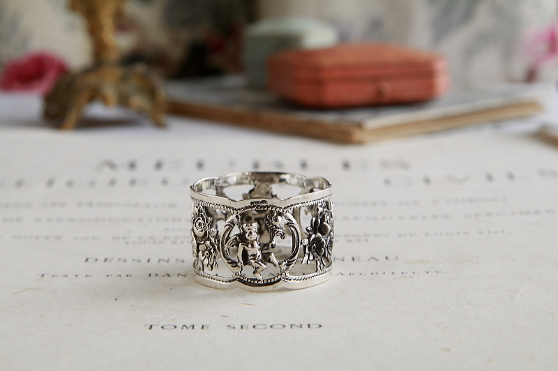 薔薇と天使のシルバーナプキンリング　イタリア　アンティークストリュフ